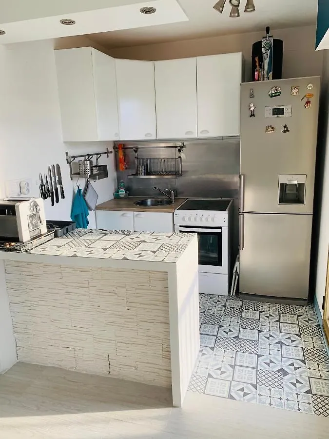 Appartement Studio De Standing Climatise, Avec Piscine, Proche De La Mer Fréjus